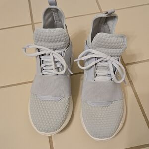 Kendall & Kylie Light Gray Athletic Shoes